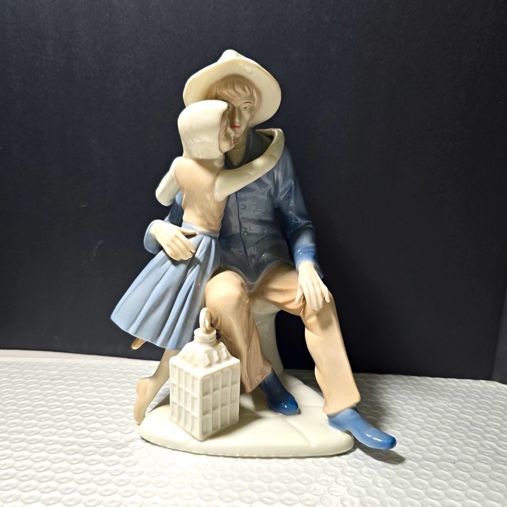 Vtg Duncan Royale"The Kiss" Fine Porcelain Figurine Fully Stamped